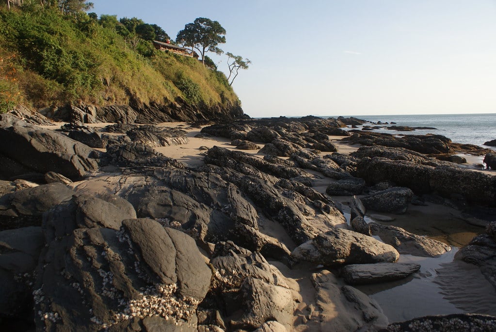 Vue inversée : Maison perchée sur la colline au dessus de Katiang Bay à Koh Lanta.