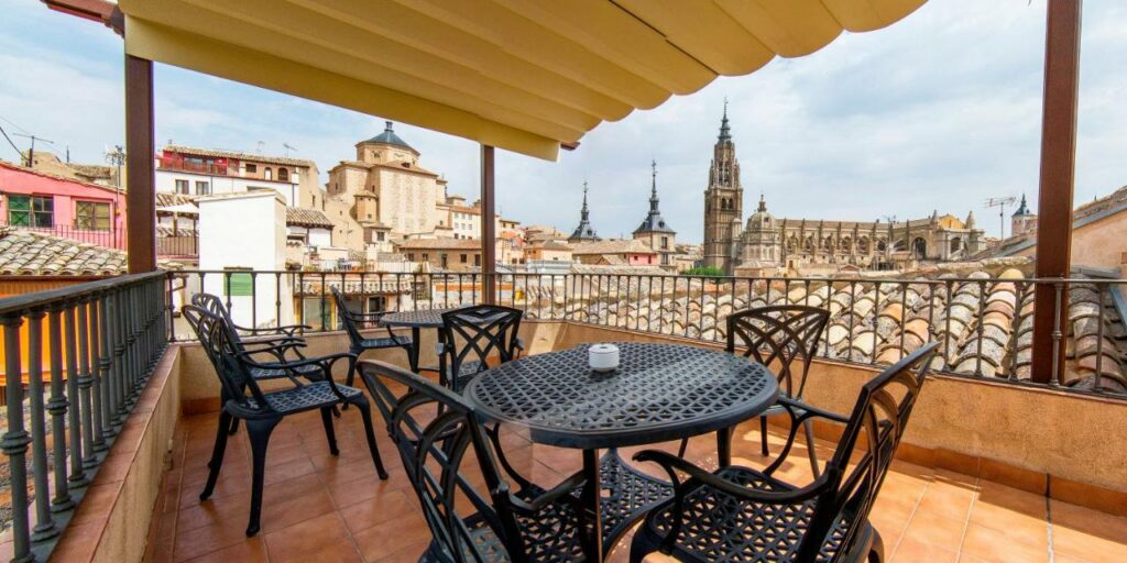Rooftop et vue sur la cathédrale de l'hotel Santa Isabel à Tolède.