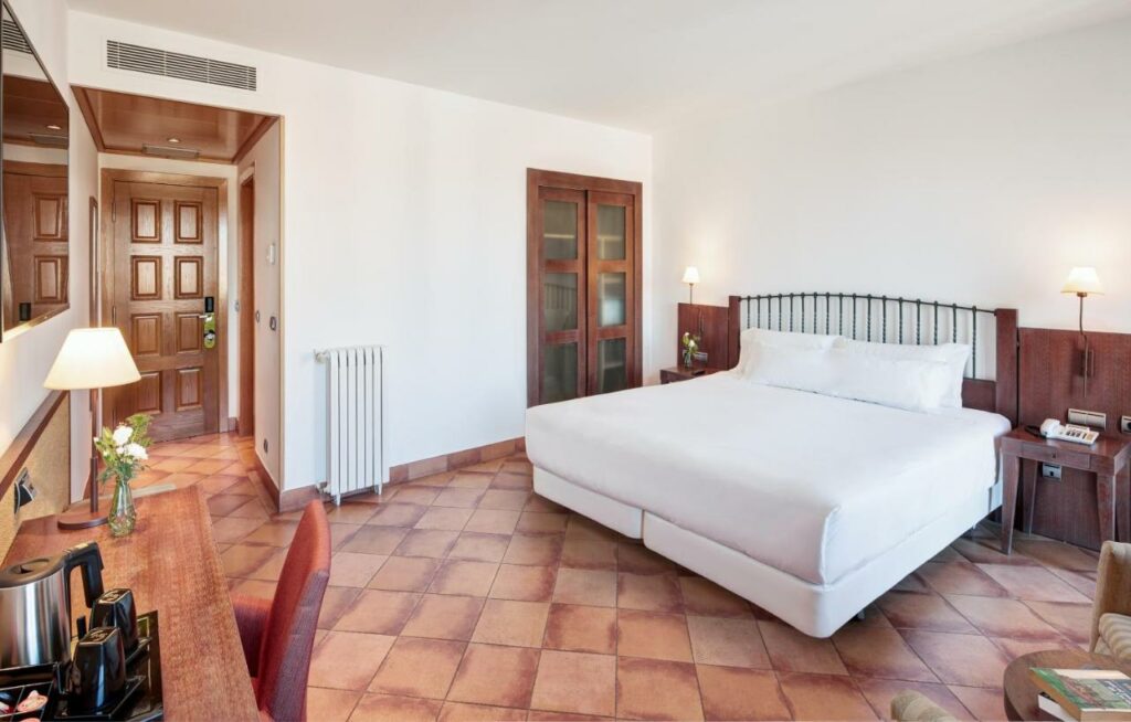 Chambre de l'hotel Sercotel Toledo Renacimiento à Tolède.