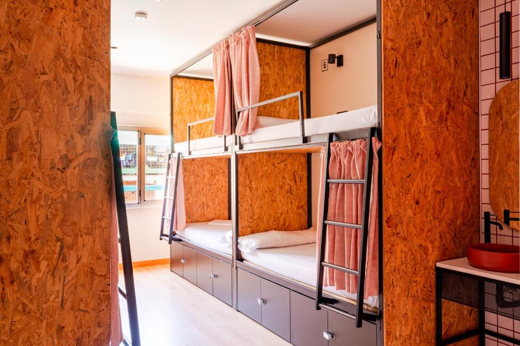 Dortoir de l'auberge de jeunesse Wonder hostel à Tolède.