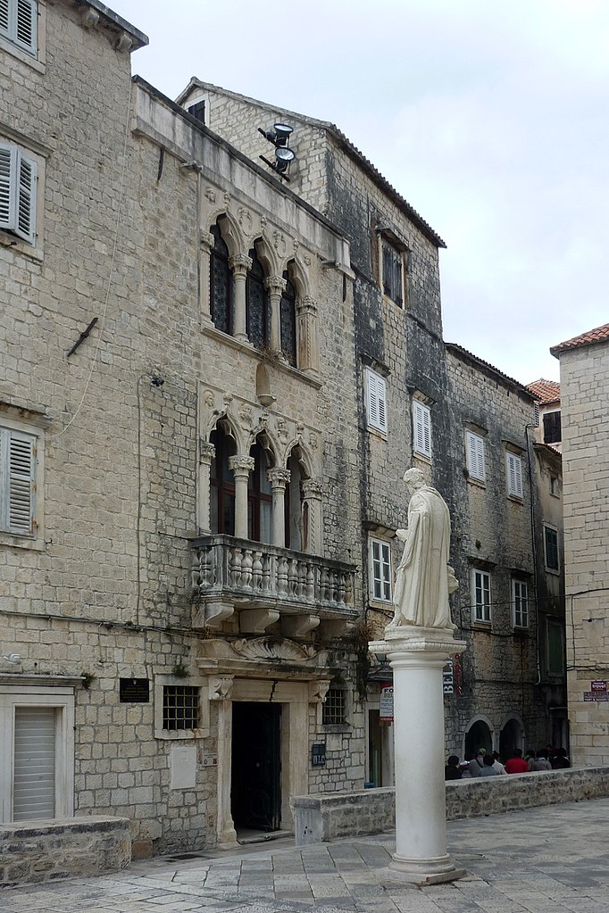 Palais Cipiko sur la place principale de Trogir - Photo de SchiDD - Licence ccbysa 4.0