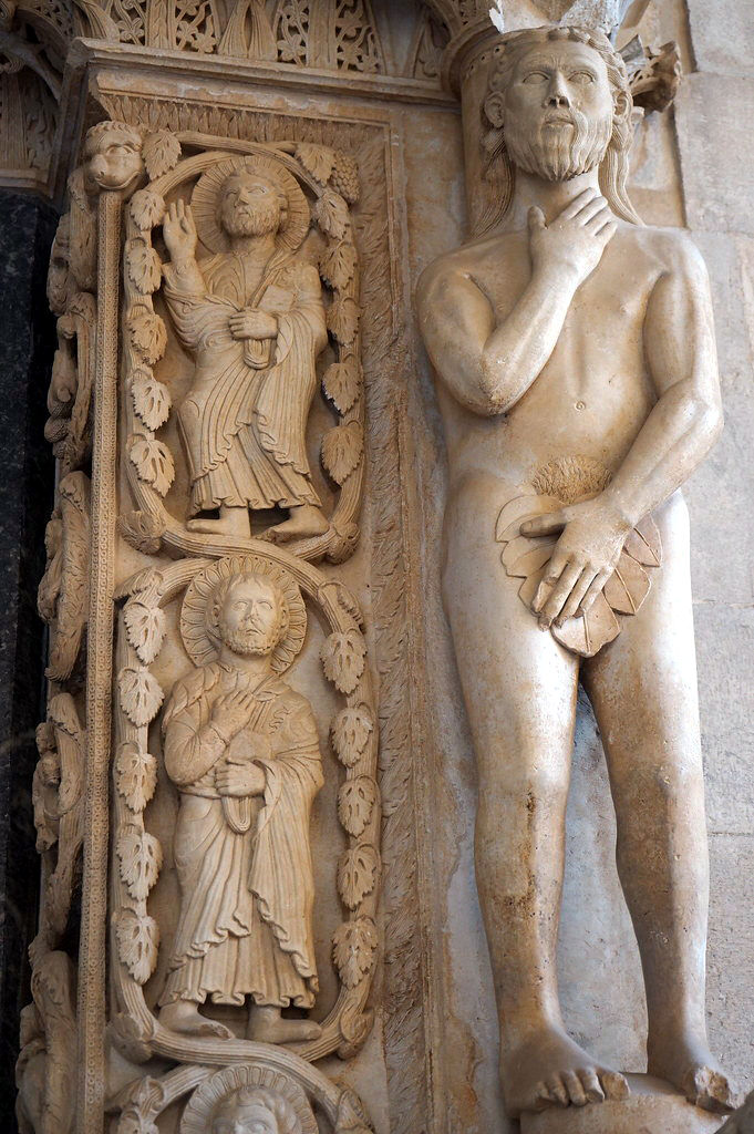 Sculpture d'Adam au portail de la Cathédrale Saint Laurent à Trogir.