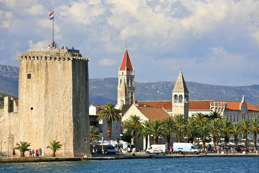 Vue sur Trogir avec le chateau Kamerlengo - Photo d'Alex-Proimos - Licence ccby 2.0