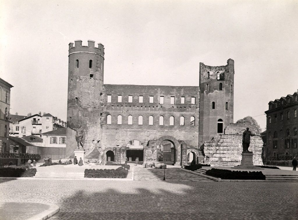 Porta Palatina de Turin en 1934 par Mario Gabinio.