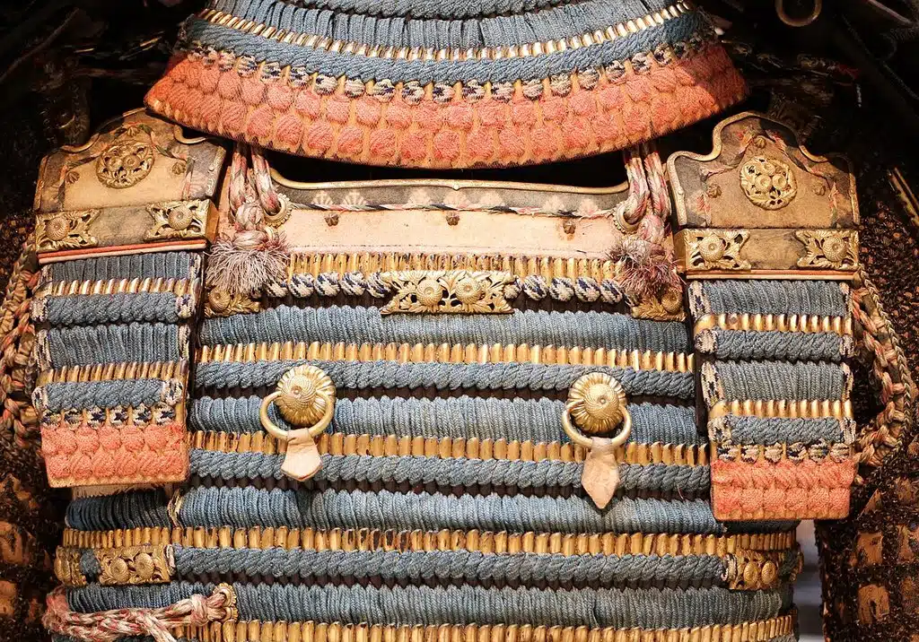 Détails d'une armure japonaise dans le musée des armes du Palais Royal de Turin. Photo de Sailko