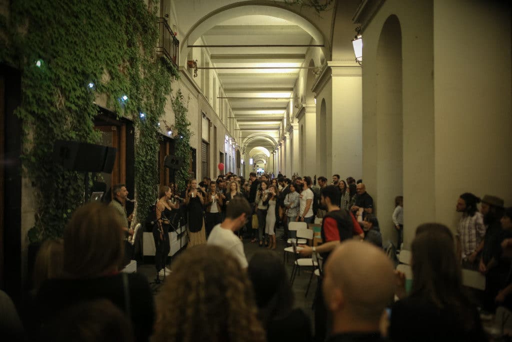 Concert devant les arcades du café de la Drogheria à Turin.