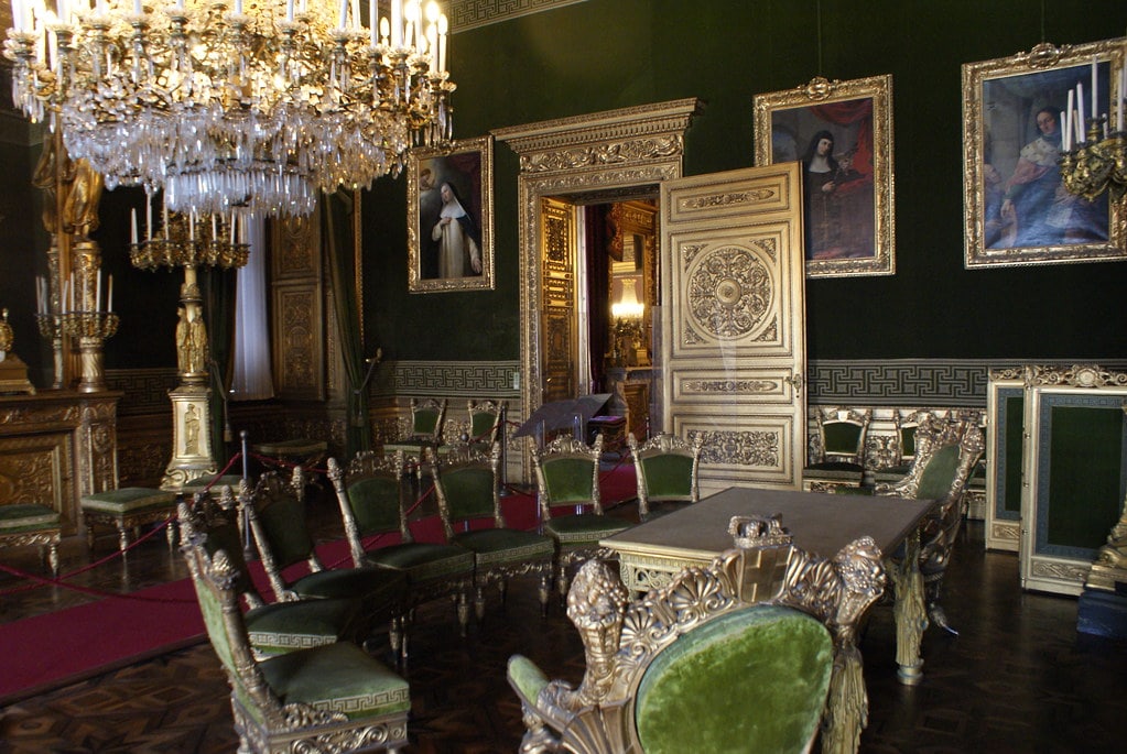 Salle du Palais Royal dans le centre historique de Turin.