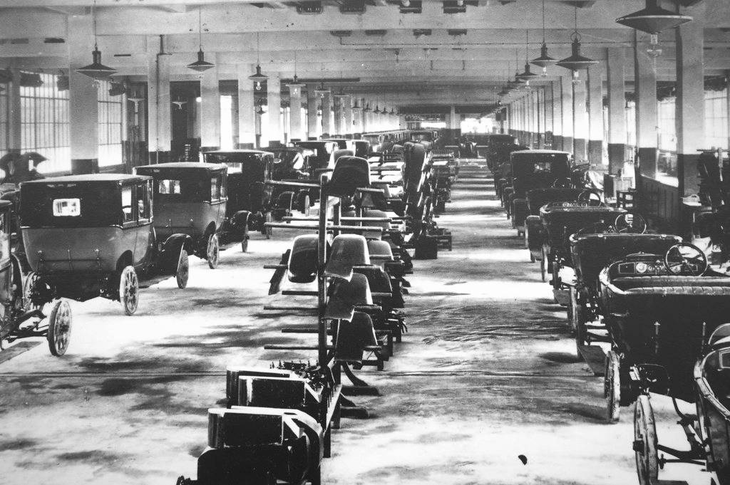 Chaine de production  de l'usine historique de Fiat dans le quartier de Lingotto à Turin.