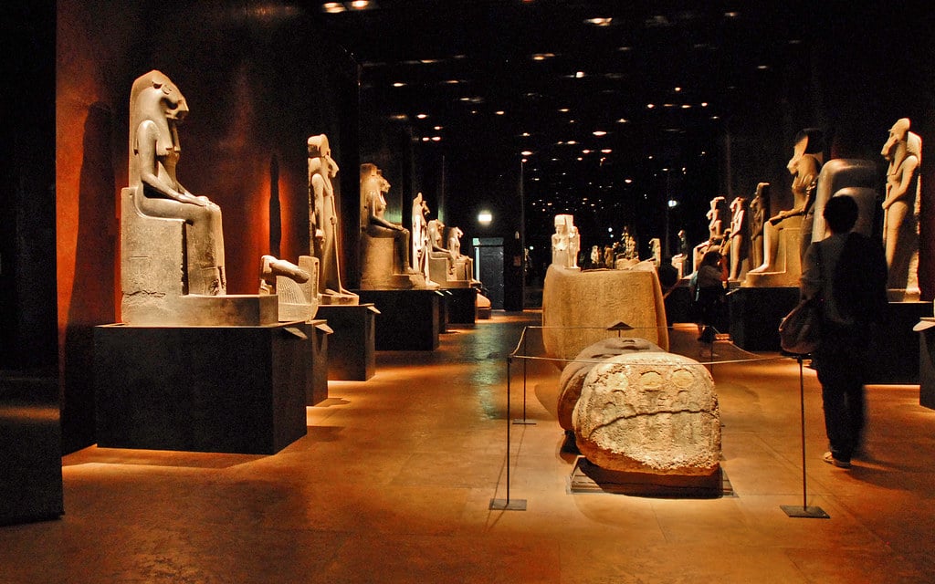 A l'intérieur du Musée égyptien de Turin : Salle des statues monumentales - Photo de Jean-Pierre Dalbéra