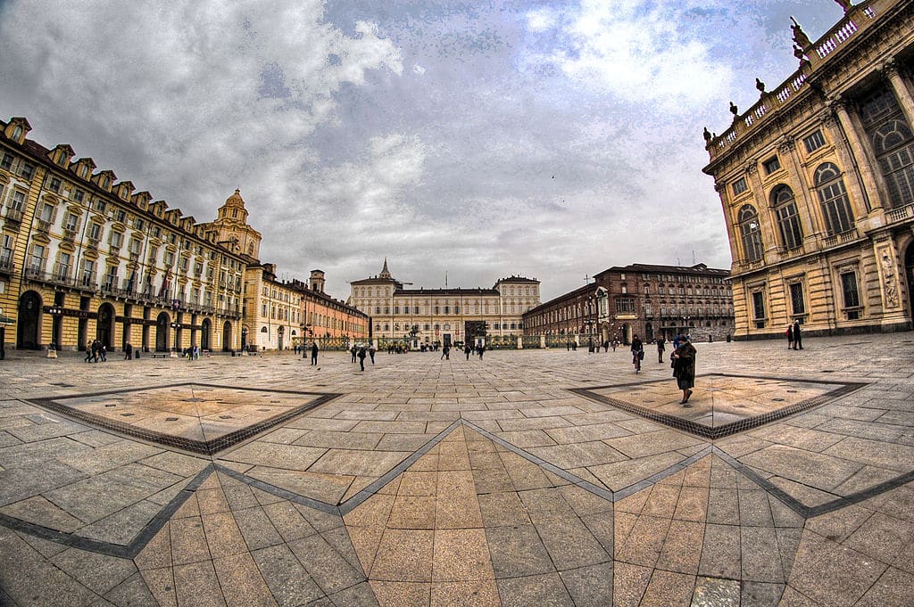 Vieille Ville : Piazza Castello à Turin avec le Palais Royal en face - Photo de Grassitelli