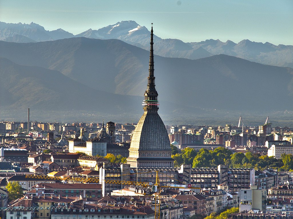 Vue sur le Mole Antonelliana, musée du cinéma dans le centre de Turin et les Alpes. Photo de Leonardo Pires