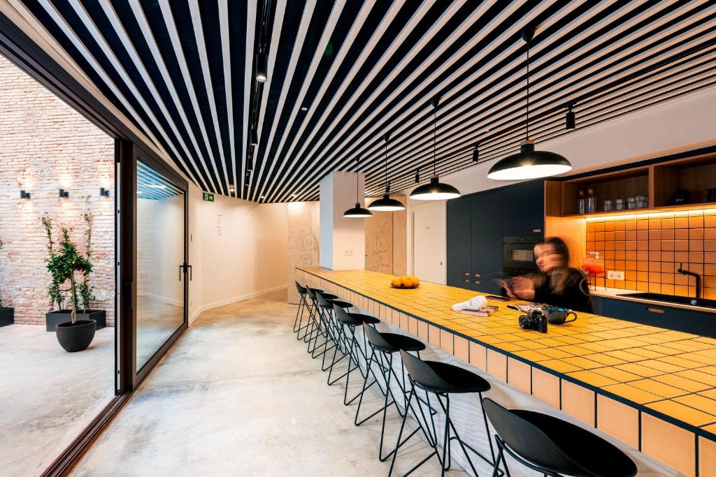 Cuisine partagée de l'auberge Colo Colo Hostel Valencia à Valence.