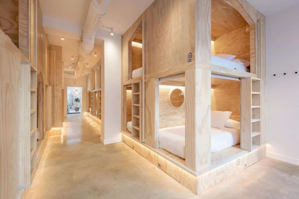 Dortoir stylé de l'auberge Colo Colo Hostel Valencia à Valence.