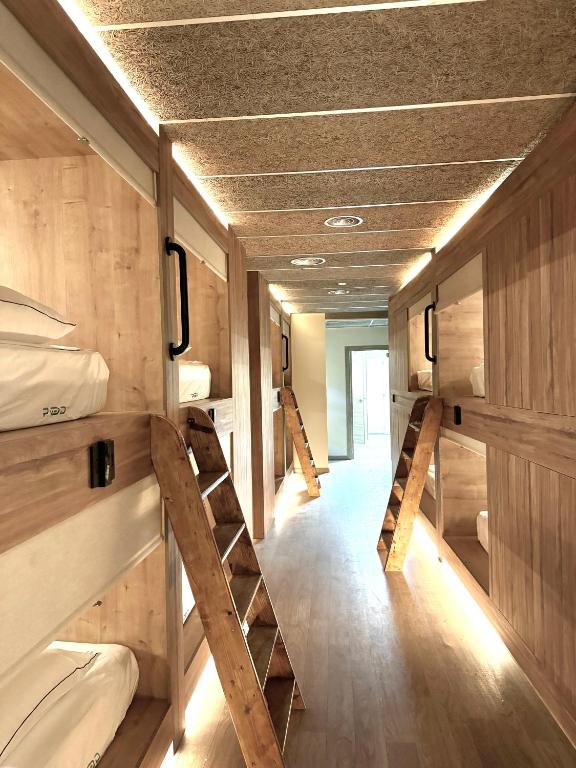 Dortoir de l'auberge de jeunesse POD Suite Hostel Villageà Valence.