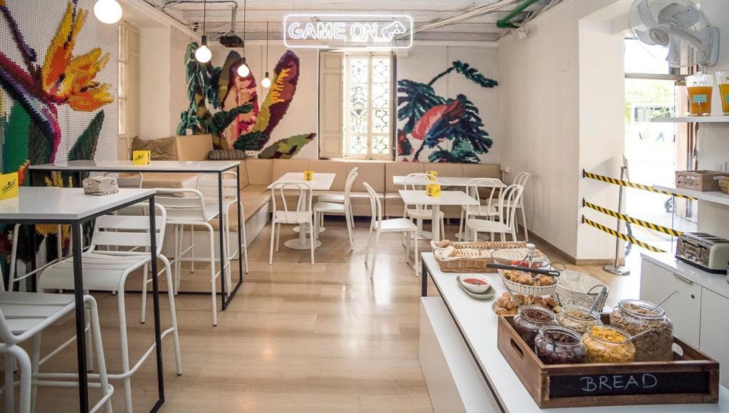 Espace en commun de l'auberge River Hostel à Valence.