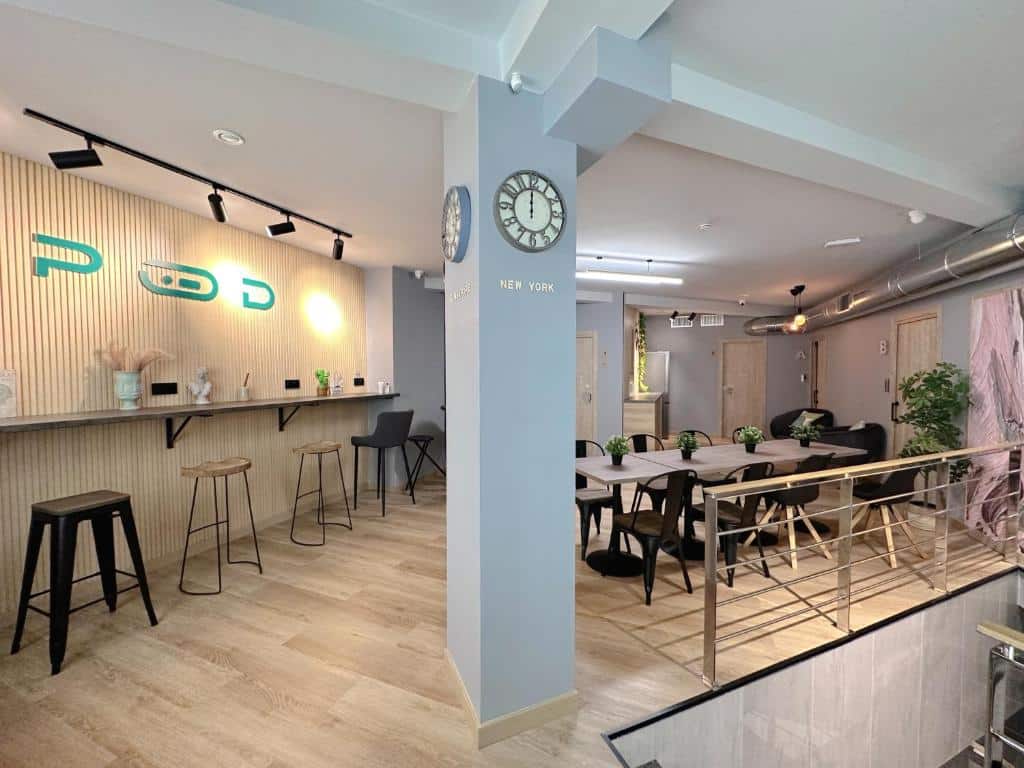 Espace commun de l'auberge de jeunesse The POD Suite Hostel Blasco à Valence (Espagne).