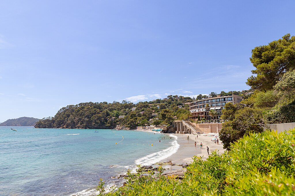 Plage du Rayol sur la Côte dAzur dans le Var. Photo de Dronepicr. Licence ccby 2.0.