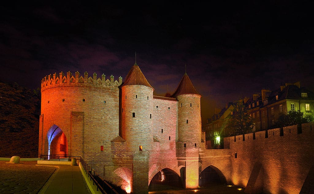 Barbacane de Varsovie entre la Vieille Ville et la Nouvelle Ville de Varsovie - Photo de Solidphotouploader