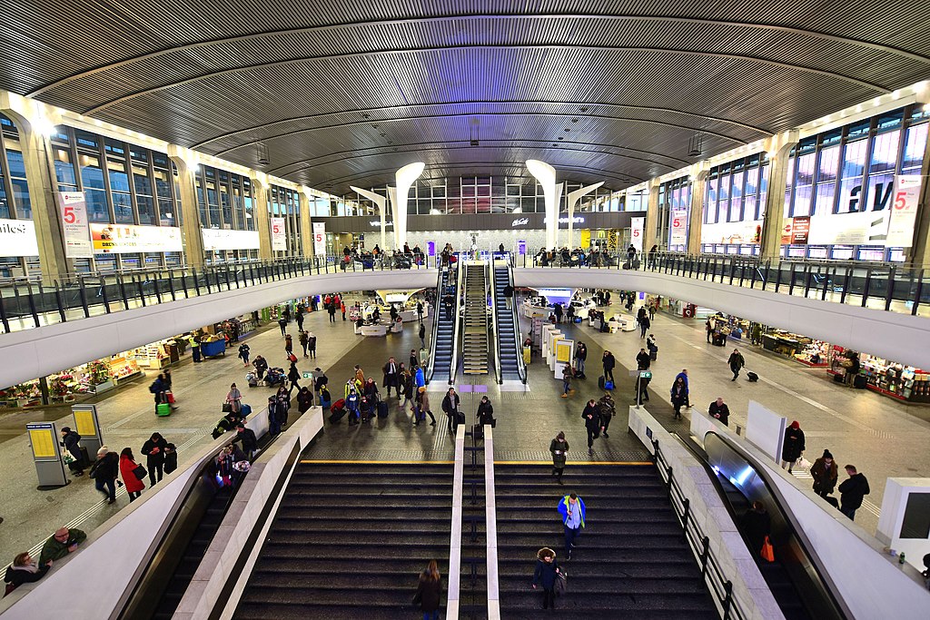 Architecture moderniste de Varsovie : A l'intérieur de la Gare Centrale. Photo d'Adrian Grycuk