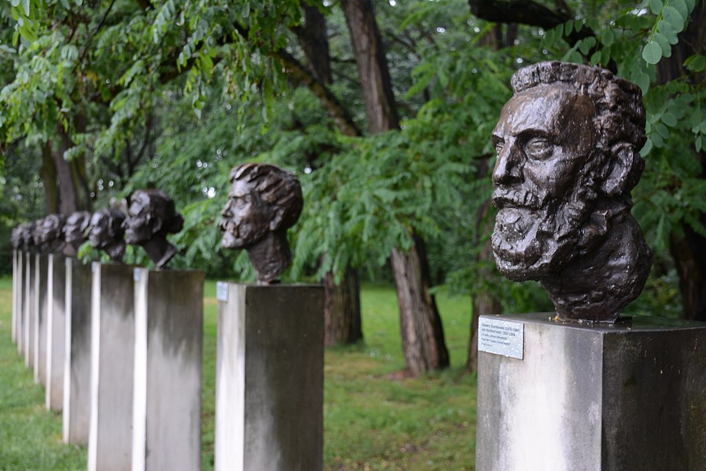 Dans le parc du musée des sculptures de Varsovie - Photo de Roman Eugeniusz