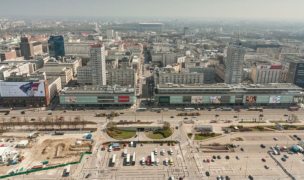 Architecture moderniste à Varsovie : Façade de la Marszalkowska depuis le Palais de la Culture - Photo Robert Drózd