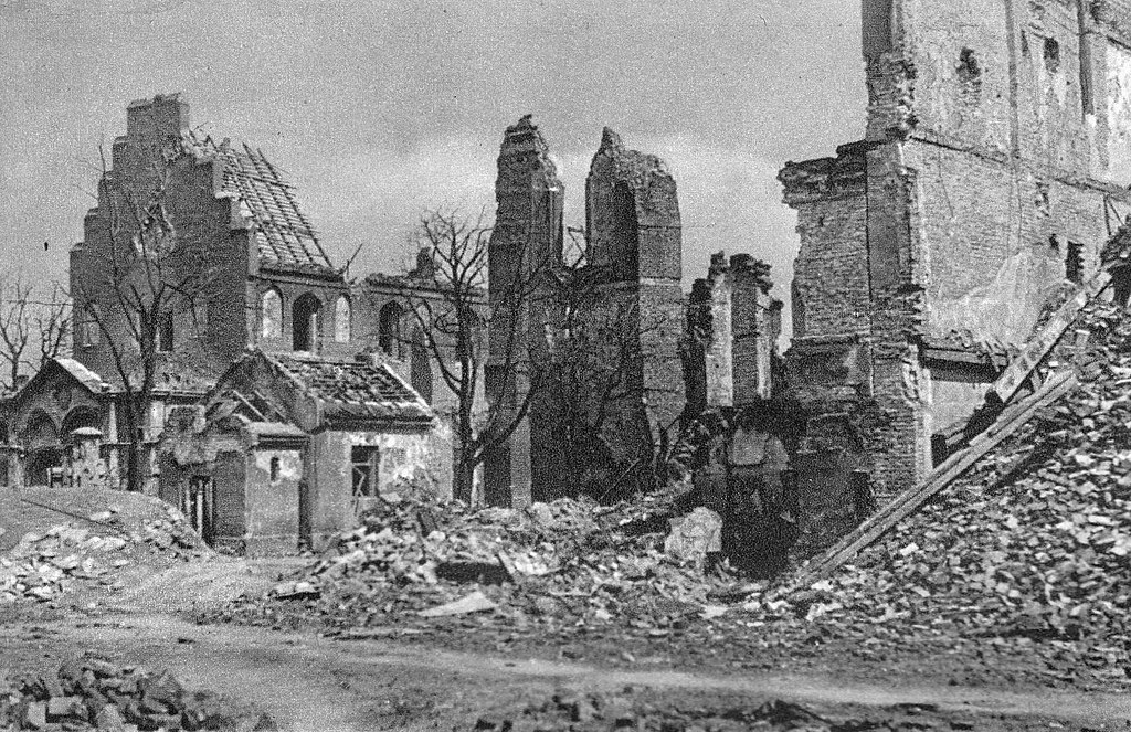 Eglise Nawiedzenia Najświętszej Marii Panny à Varsovie en 1945 - photo d'Edward Falkowski