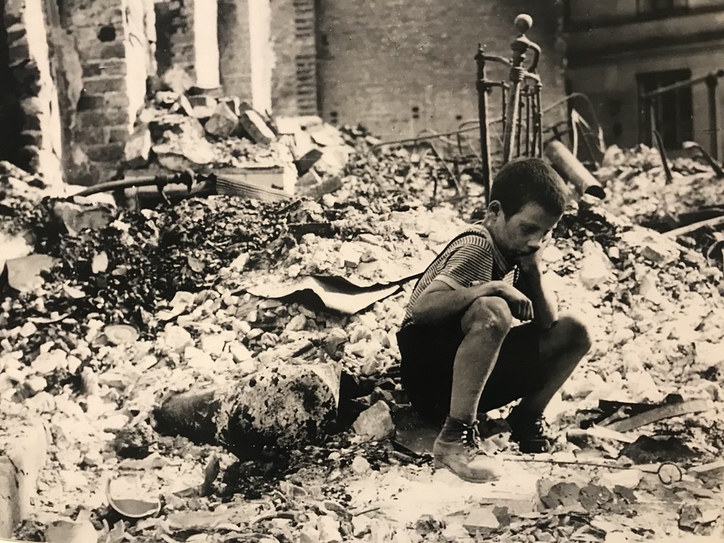 Enfant dans les ruines de Varsovie en 1945.