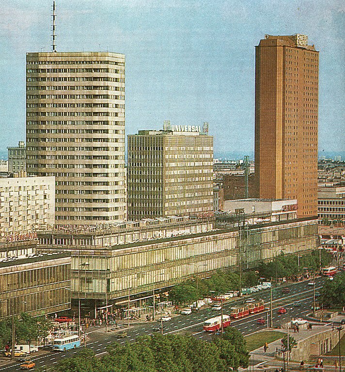 Architecture moderniste à Varsovie : Façade orientale de la Marszalkowska avec l'Hôtel Forum (1975).