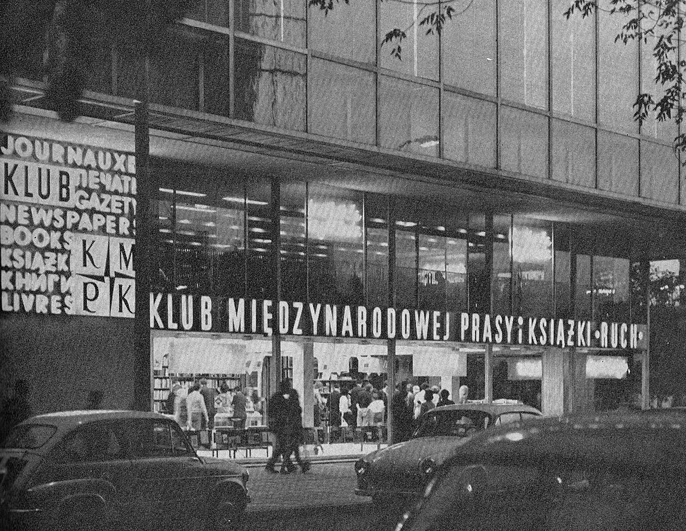 Architecture moderniste à Varsovie : Grands magasins sur la Marszalkowska en 1975 - Photo E. Kupiecki