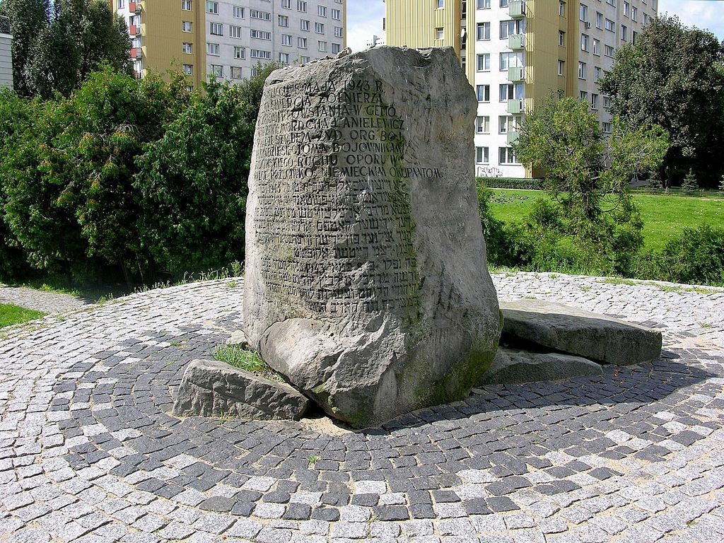 Monticule en honneur des insurgés du ghetto de Varsovie au Mila 18. Photo d'Adrian Grycuk