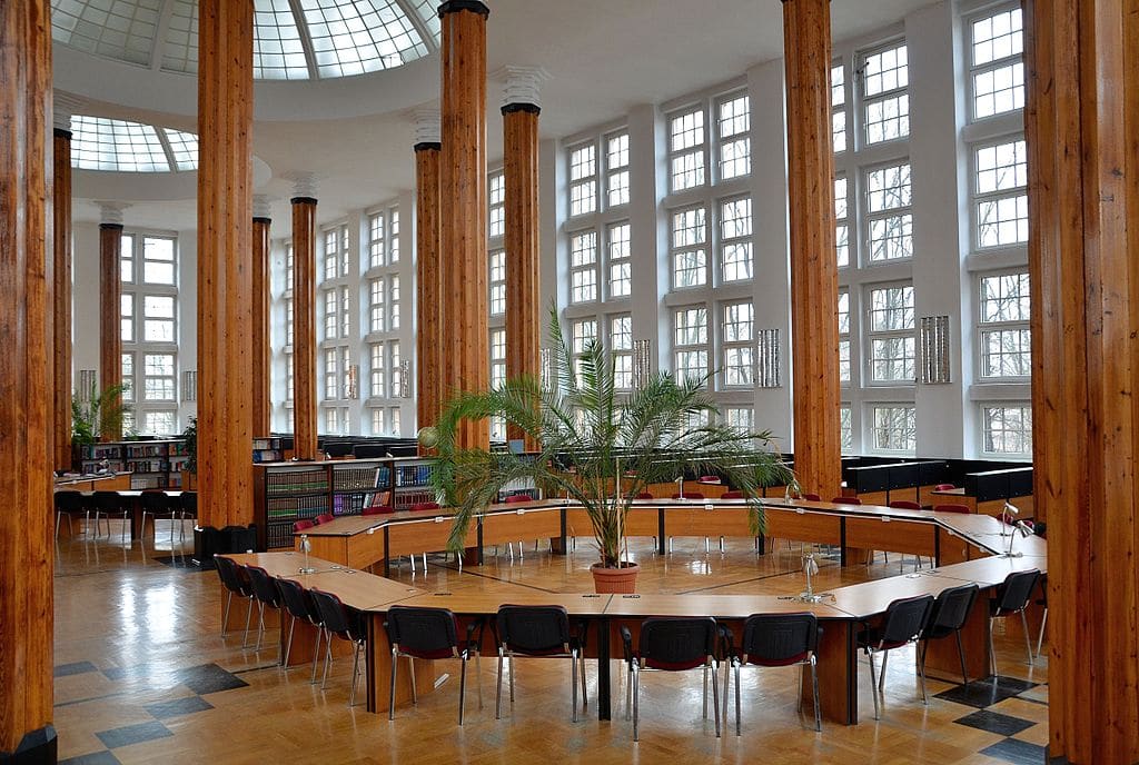 Dans la salle de lecture de la bibliothèque SGH du quartier de Mokotow - Photo d'Adrian Grycuk