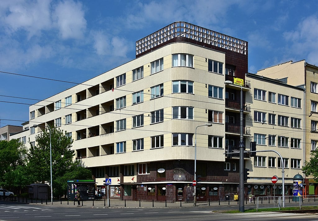 Architecture moderniste : Dom Wedla dans le quartier de Mokotow - Photo d'Adrian Grycuk