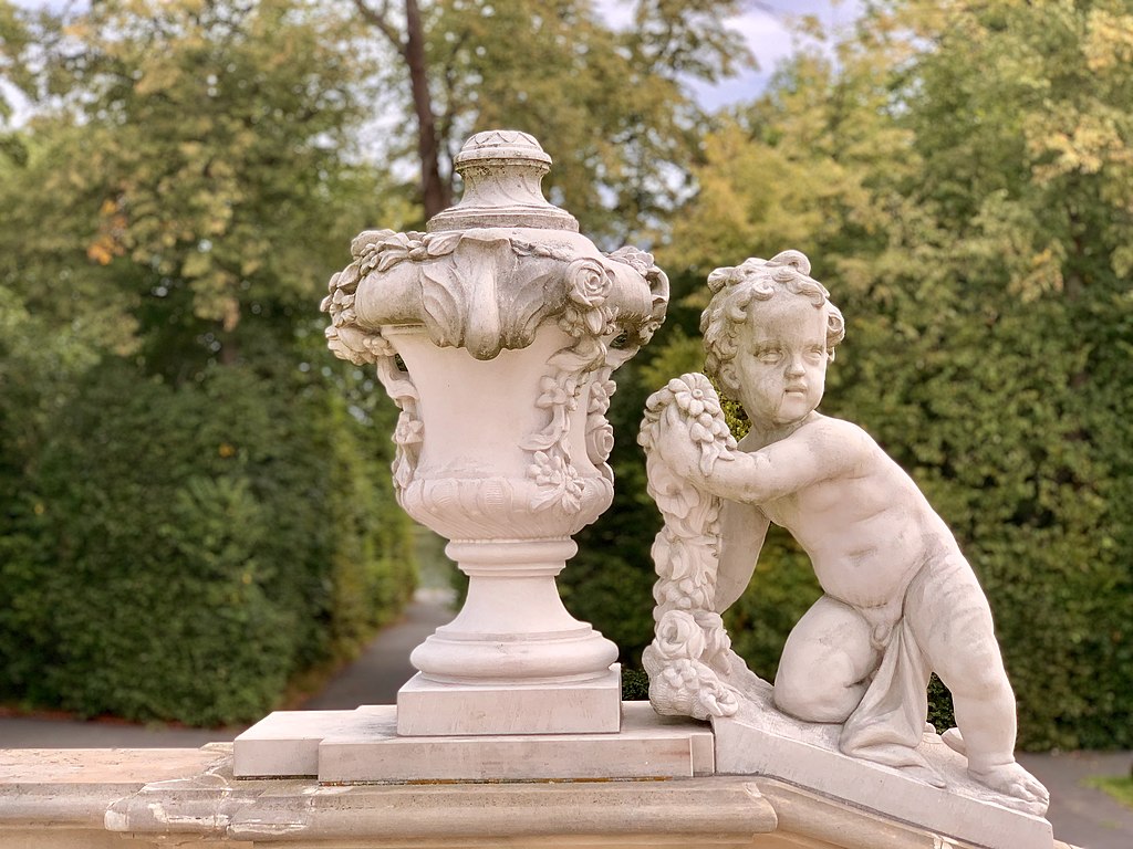 Sculpture dans le parc de Wilanow à Varsovie. Photo de Kgbo