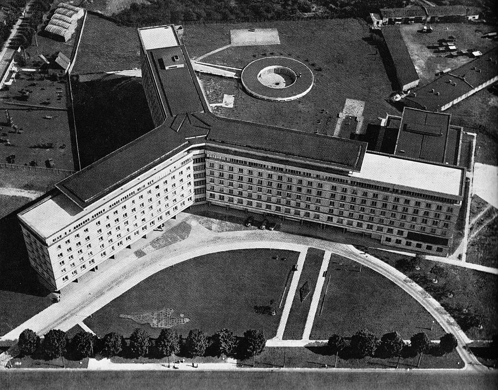 Architecture moderniste à Varsovie : Główny Urząd Statystyczny en 1964.