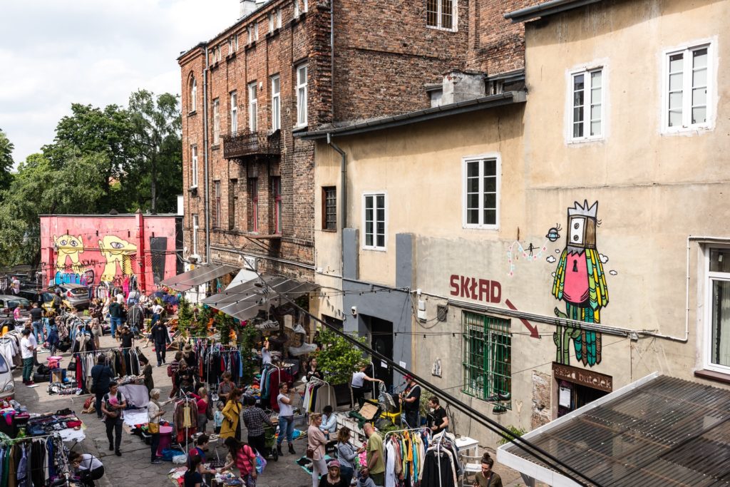 Dans la cour devant les bars du 11 listopada lors d'un marché aux puces en juin.