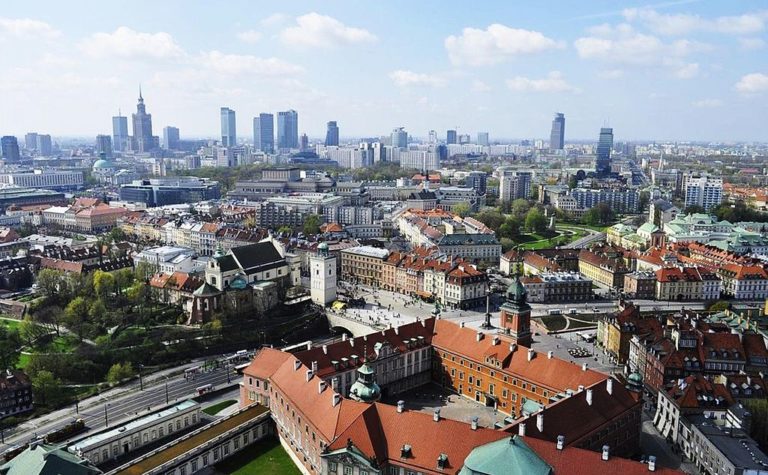 > Vue panoramique Varsovie avec le Chateau Royal et la Vieille Ville au premier plan. Photo de Lemarx.