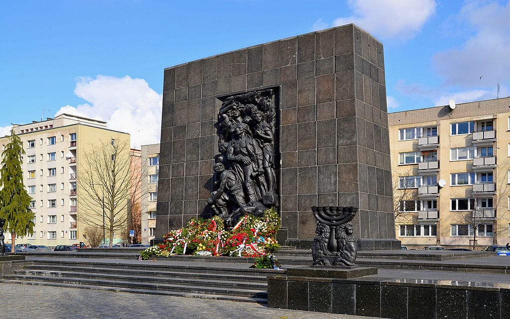 Monuments aux héros de l'insurrection du ghetto de Varsovie. Photo de Pudelek