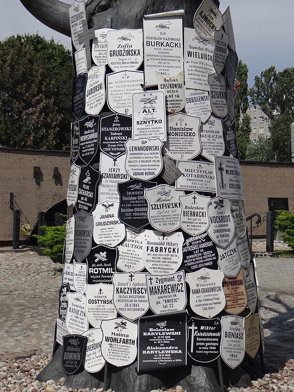 Arbre de Pawiak devant le musée de l'ancienne prison de la gestapo à Varsovie - Photo de Jolanta Dyr