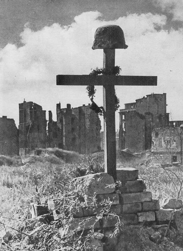 Tombe du soldat inconnu à Varsovie en 1945.