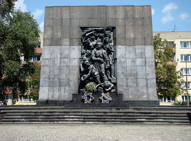 Monument à la mémoire des héros de ghetto à deux pas du musée des Juifs de Pologne. Ici Willy Brandt, président de la RFA s'agenouilla en 1970.