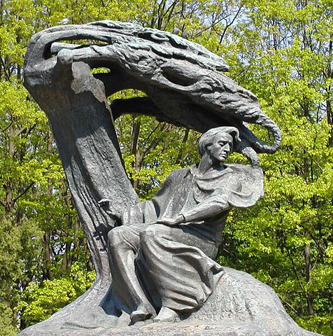 Statue de Chopin dans la partie moderne de parc Lazienki à Varsovie.