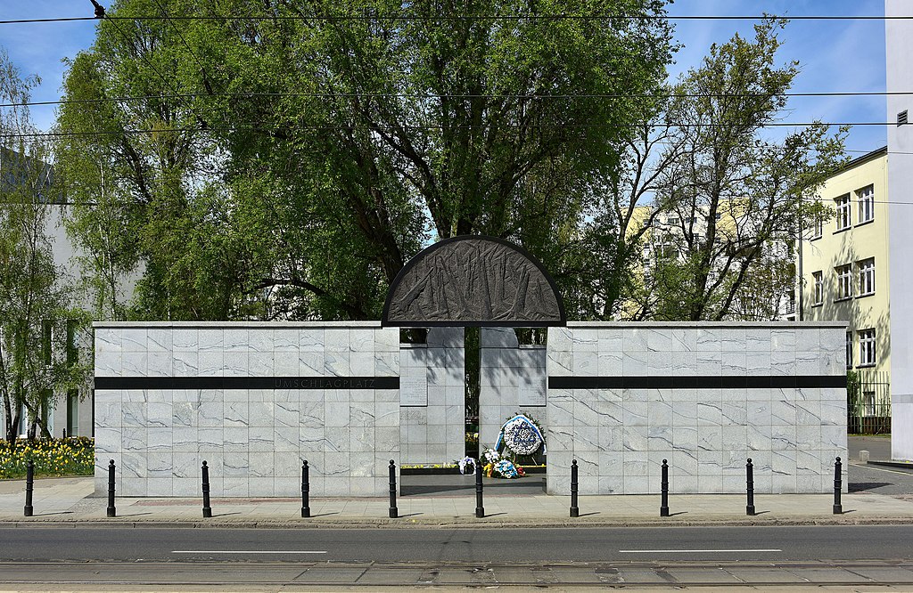 Mémorial de l'Umschlagplatz, zone de "triage" des Juifs de Varsovie avant leur envoi à Treblinka. Photo d'Adrian Grycuk