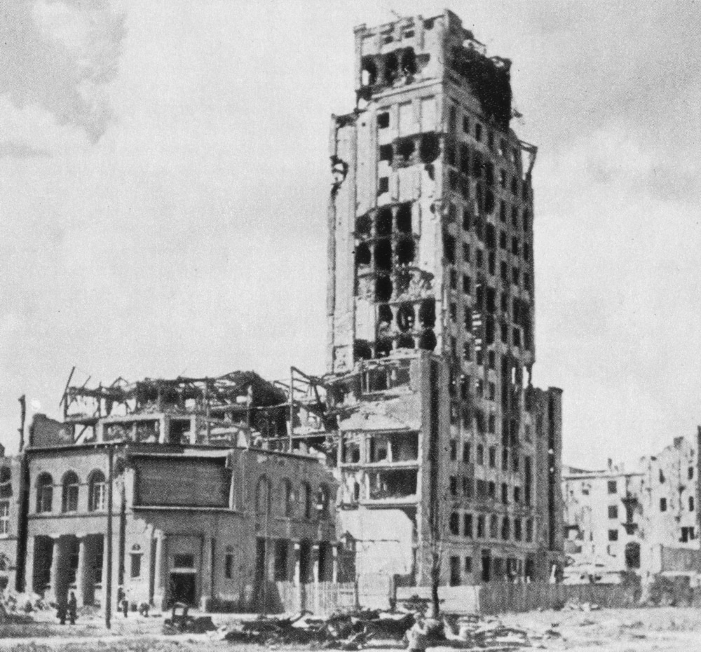 Batiment du Prudential, premier gratte ciel de Varsovie en 1945. Photo de Zbyszko Siemaszko