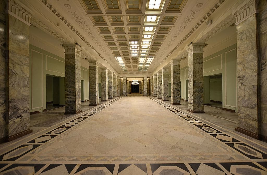Salle de marbre à l'intérieur du PKiN à Varsovie - Photo de l'Adrian Grycuk