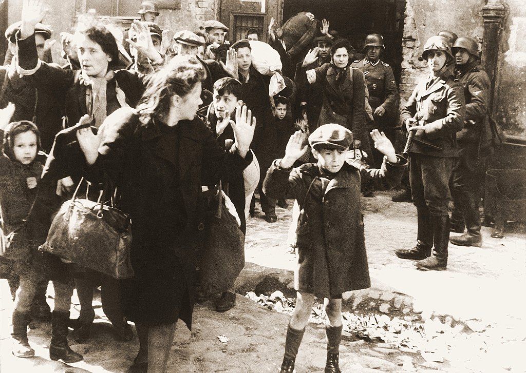 Femmes et enfants capturés pendant l'insurrection du ghetto de Varsovie. C'est la photo emblématique de l'insurrection de 1943.