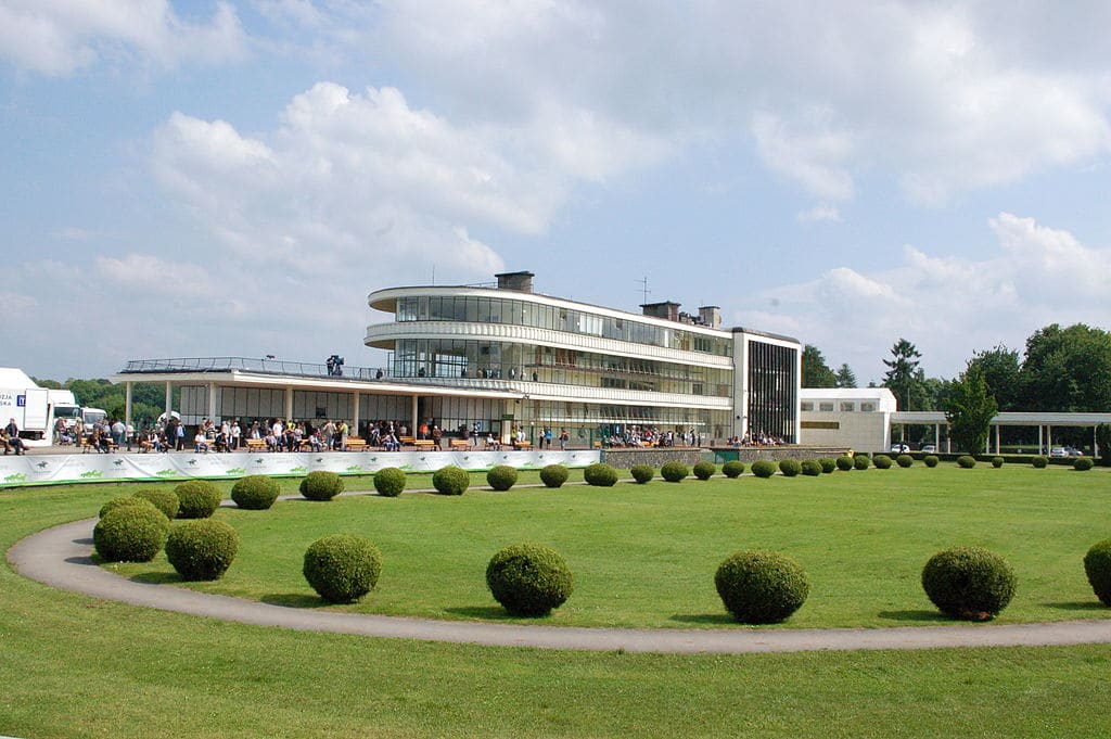 Architecture moderniste à Varsovie : Hippodrome de Służewiec - photo de Wistula