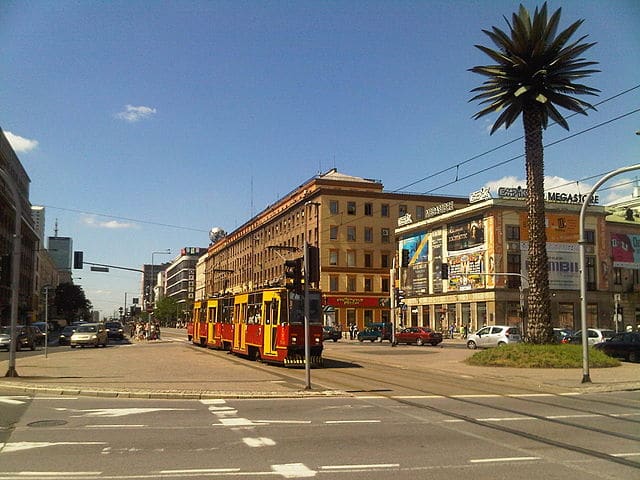 Tramway à Varsovie sur le rond point du Général de Gaulle.