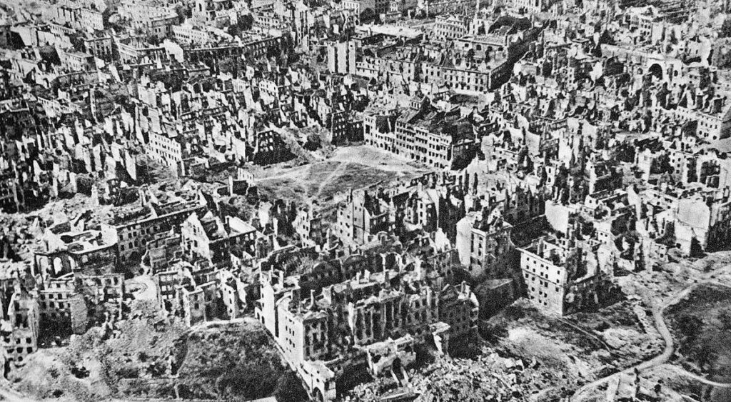 Vue aérienne de Varsovie en janvier 1945, le Rynek est le terrain vague au centre. Photo de Świerczyński.