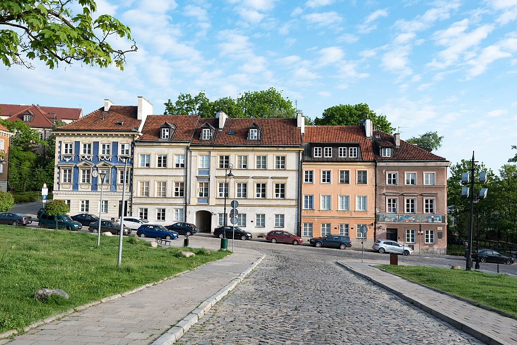 Sur le bas de la rue Mostowa près de la rive du fleuve dans la Nouvelle Ville de Varsovie - Photo de Tilman2007