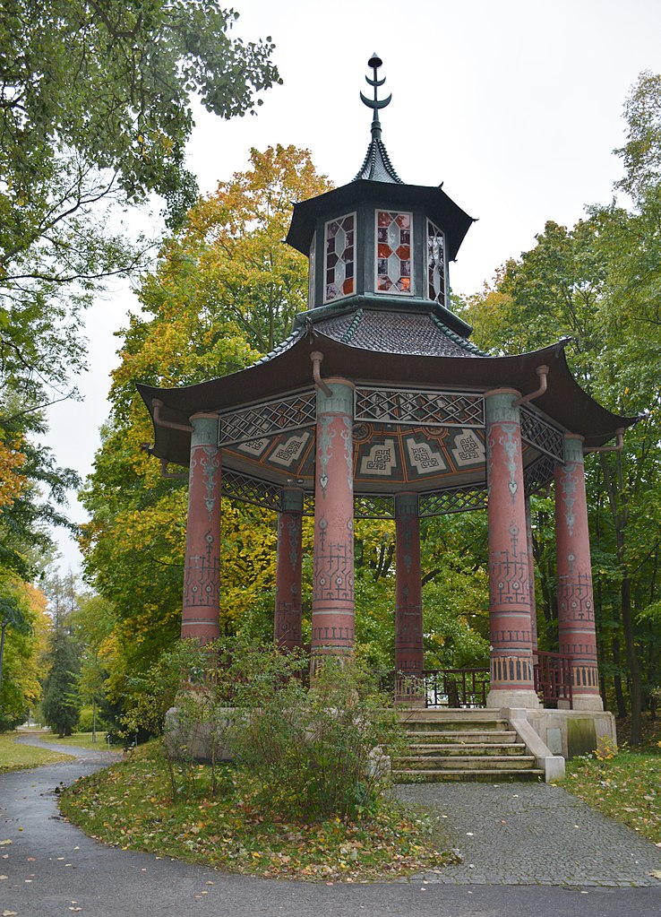 Gazebo d'inspiration chinoise dans le parc de Wilanow à Varsovie - Photo de Roman Eugeniusz.